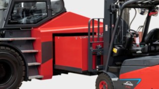 Akumulátory lze vyměnit v řádu minut. Model E30 od společnosti Linde Material Handling umožňuje rychlou a precizní výměnu akumulátoru.