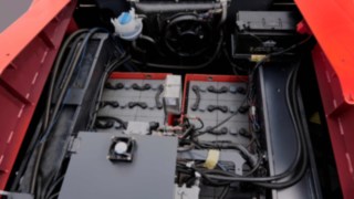 Bezdrátový přenos dat umožňuje integraci elektrických vysokozdvižných vozíků určených ke zvedání těžkých nákladů do systému správy vozového parku. Pohled do interiéru elektrických vysokozdvižných vozíků určených ke zvedání těžkých nákladů od společnosti Linde Material Handling.