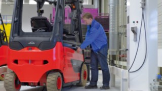 Zaměstnanec nakládá vysokozdvižný vozík od společnosti Linde Material Handling