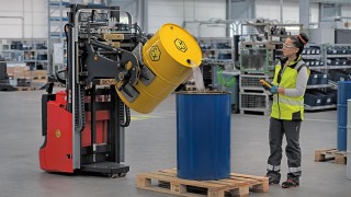 Zaměstnankyně obsluhuje dálkově ovládaný vysokozdvižný vozík s ochranou proti výbuchu od společnosti Linde Material Handling
