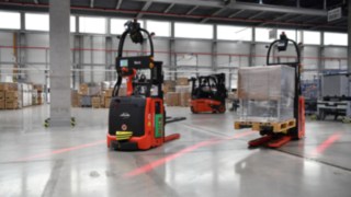 Automatizovaný vysokozdvižný vozík L-MATIC od společnosti Linde umožňuje bezpečnou a efektivní manipulaci s nákladem. Automatizovaný vysokozdvižný vozík L-MATIC od společnosti Linde Material Handling