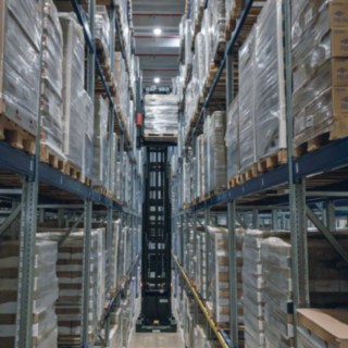 Automatizovaný vysokozdvižný vozík pro úzké uličky K-MATIC od společnosti Linde Material Handling ukládá paletu.