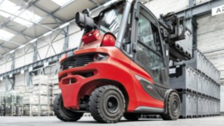 Vysokozdvižný vozík se spalovacím motorem H35 od společnosti Linde Material Handling stohuje bedny