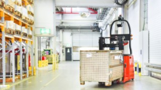 Vozík L-MATIC od společnosti Linde Material Handling přepravuje náklady do hmotnosti 1 200 kg. Vozík L-MATIC od společnosti Linde Material Handling při použití ve skladu
